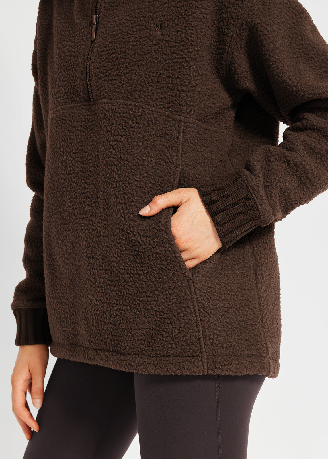 Chaqueta Elva sherpa chocolate con media cremallera