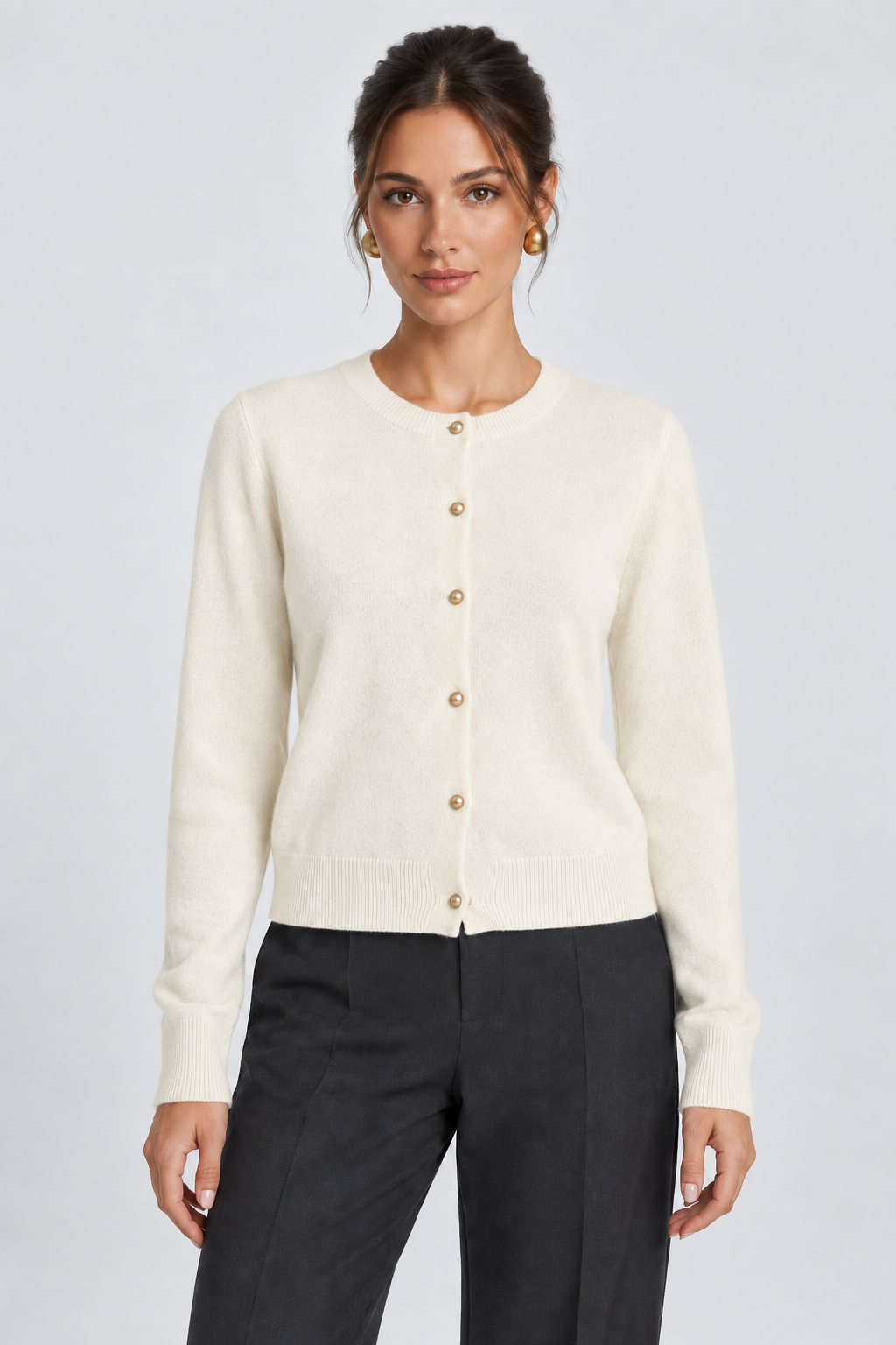 Cárdigan Alma beige, vista frontal sobre modelo