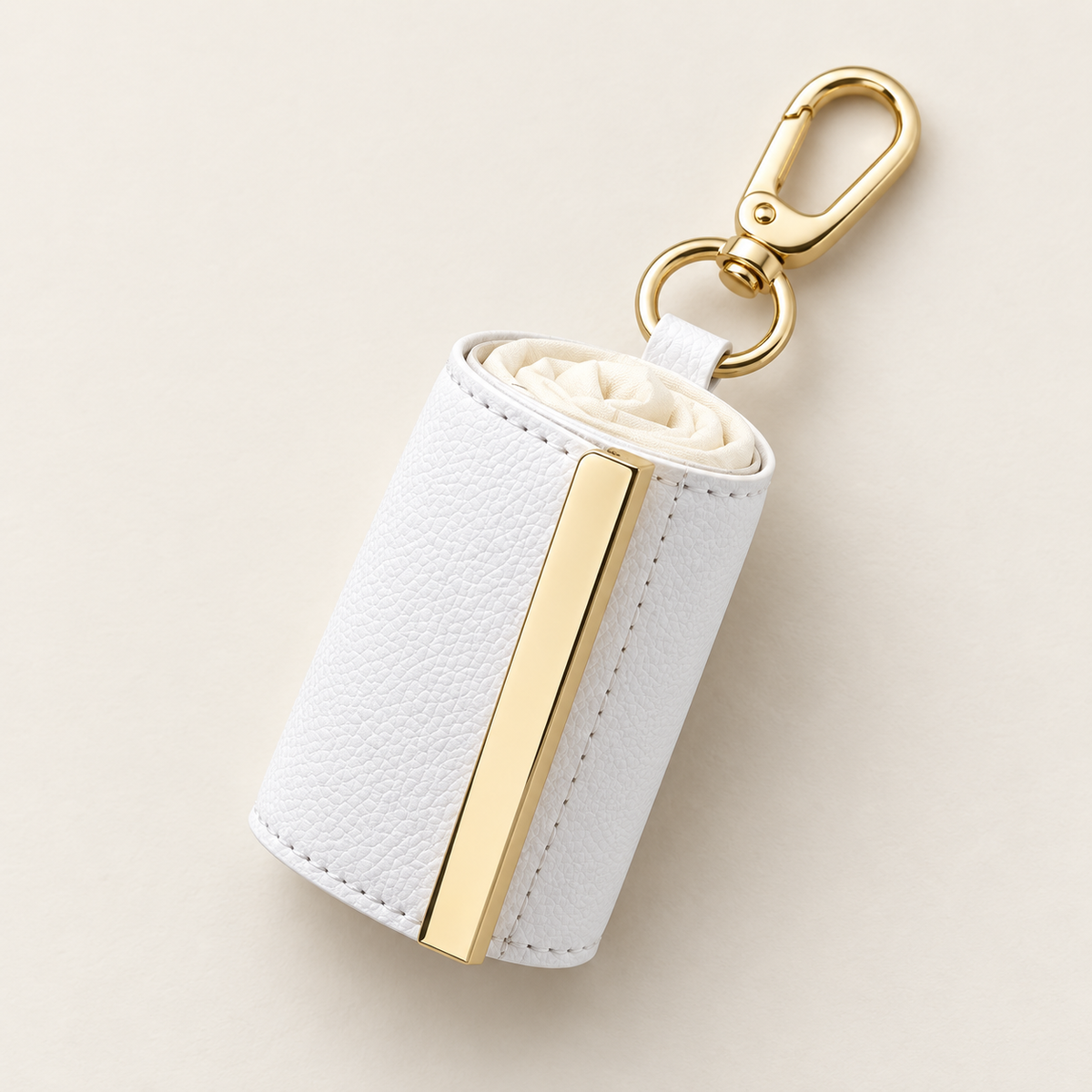 Bolsa de tela enrollada en su funda blanca con llavero