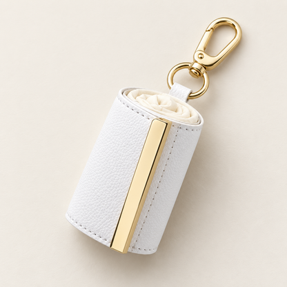 Bolsa de tela enrollada en su funda blanca con llavero